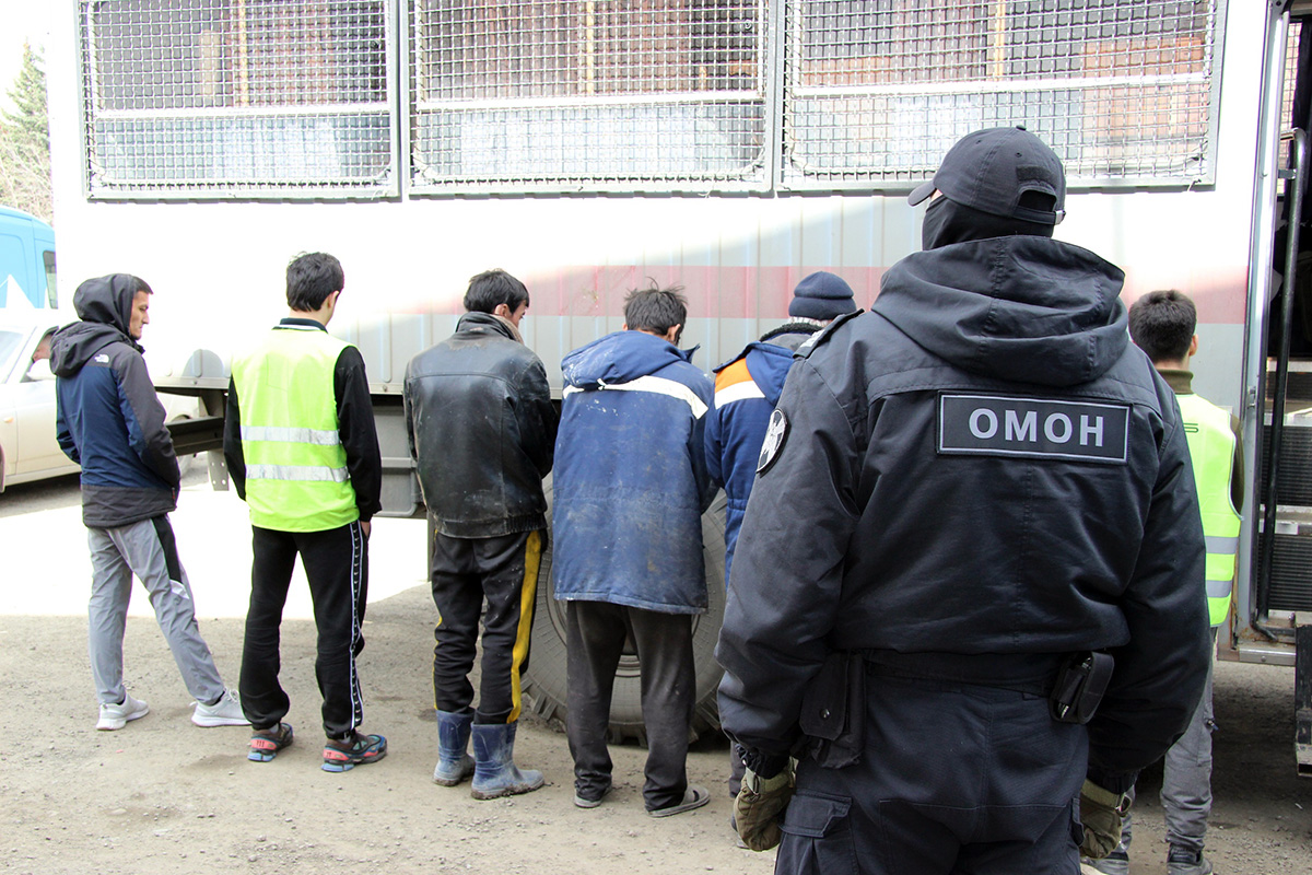 Челябинские полицейские нагрянули в маркетплейс, проверив работников – мигрантов 