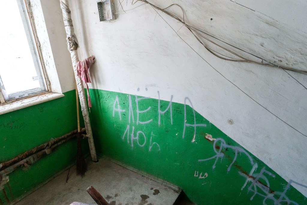 На Южном Урале жильцам дома с провалившимся полом поможет администрация