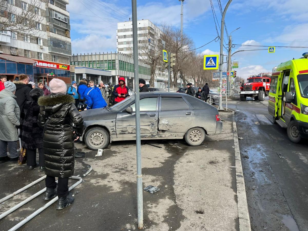 В Челябинске автомобиль вылетел на тротуар, сбив пешеходов