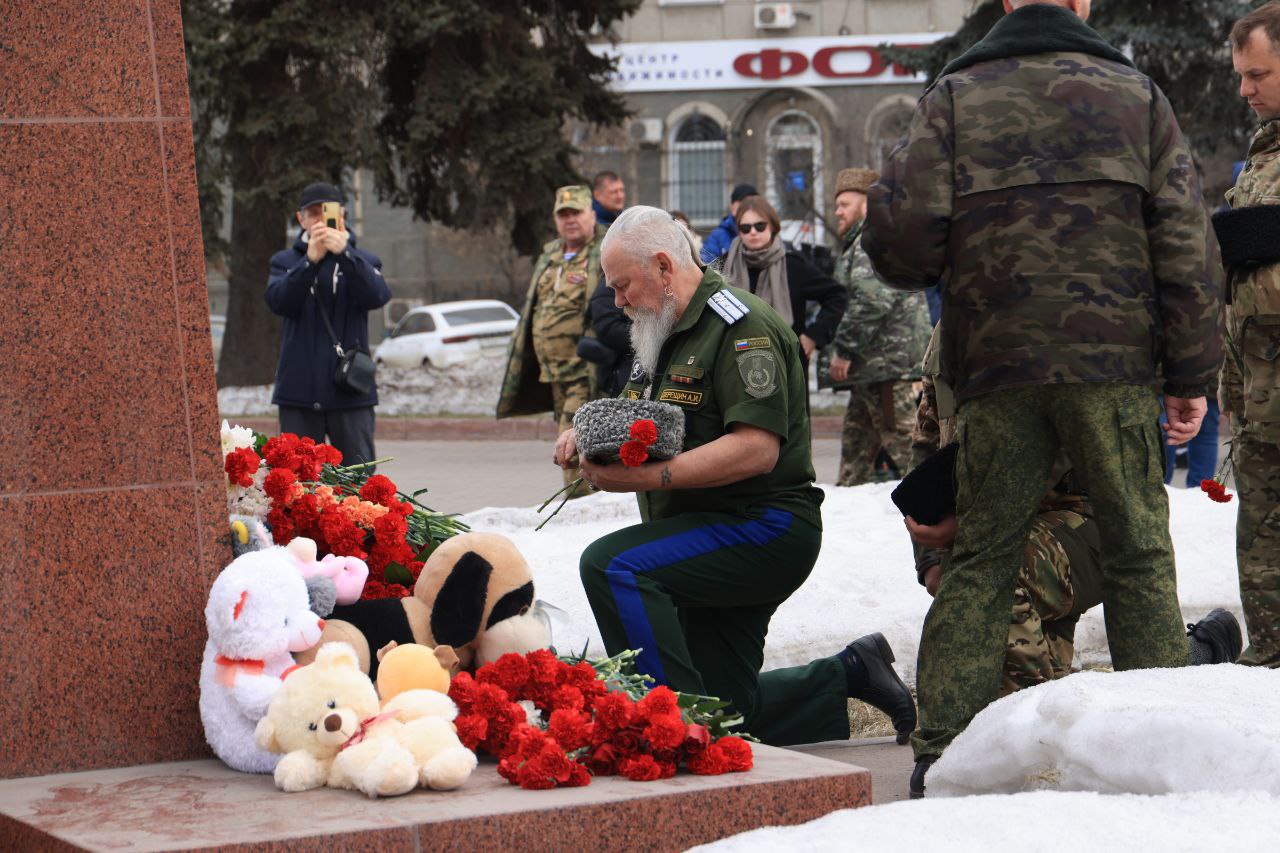 В Челябинске состоялось массовое возложение цветов в память о жертвах теракта в «Крокусе»