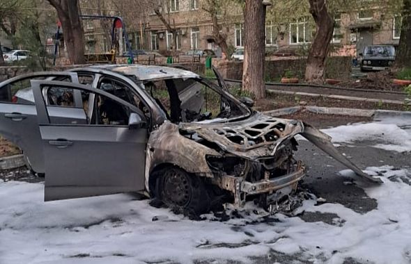 В Челябинске рецидивист сжег иномарку во дворе жилого дома